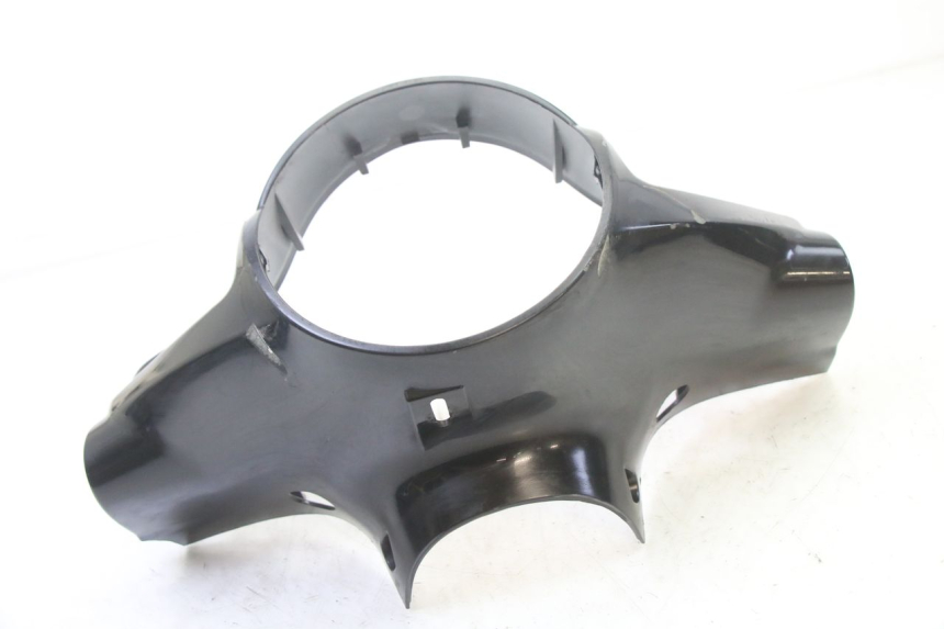 photo de OSŁONA KIEROWNICY PRZEDNIA SYM FIDDLE 2 S 125 (2012 - 2014) - Szczegół części