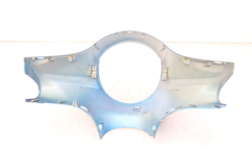 photo de OSŁONA KIEROWNICY PRZEDNIA SYM FIDDLE 125 (2008 - 2010) - Szczegóły charakterystyczne