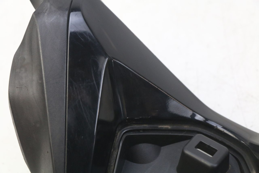 photo de OSŁONA KIEROWNICY PRZEDNIA HONDA FORZA 125 (2015 - 2016) - Zoom stanu zużycia