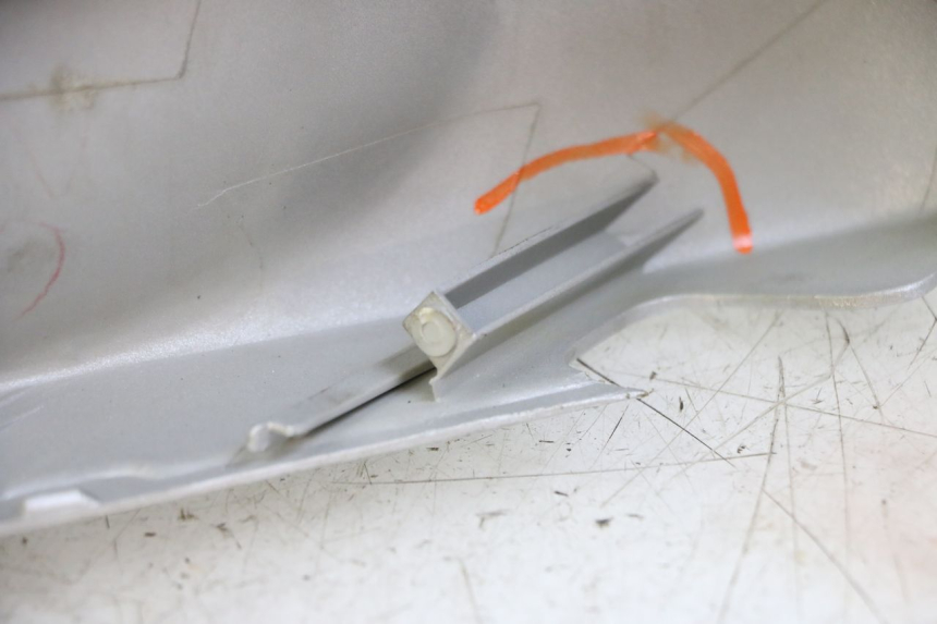 photo de OSŁONA KIEROWNICY PRZEDNIA KYMCO GRAND DINK 125 (2008 - 2014) - Zbliżenie techniczne