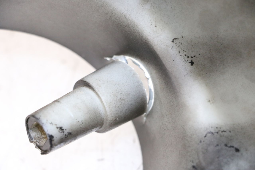 photo de OSŁONA KIEROWNICY PRZEDNIA LONGJIA SHARPY 125 (2020 - 2024) - Zbliżenie techniczne