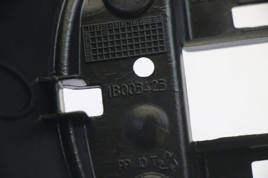 photo de OSŁONA KIEROWNICY PRZEDNIA PIAGGIO MP3 HPE 350 (2018 - 2020) - Zbliżenie techniczne