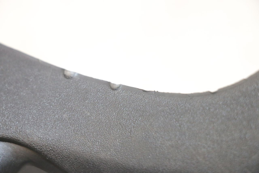 photo de OSŁONA KIEROWNICY PRZEDNIA PIAGGIO MP3 HPE 300 (2019 - 2026) - Zbliżenie techniczne