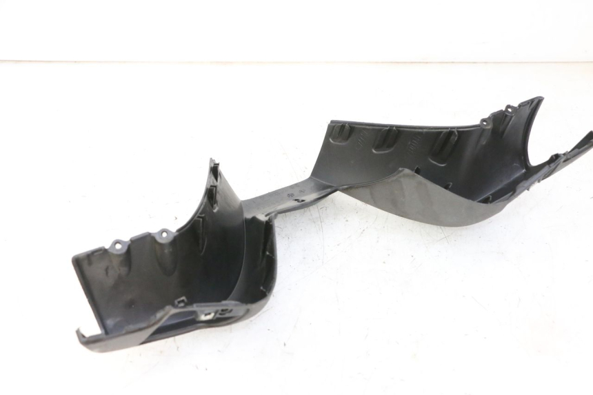 photo de OSŁONA KIEROWNICY PRZEDNIA PIAGGIO MP3 125 (2006 - 2014) - Zbliżenie techniczne