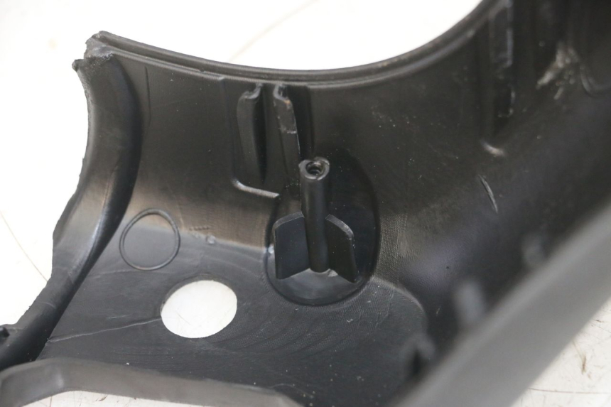 photo de OSŁONA KIEROWNICY PRZEDNIA PIAGGIO MP3 500 (2016 - 2018) - Zoom stanu zużycia