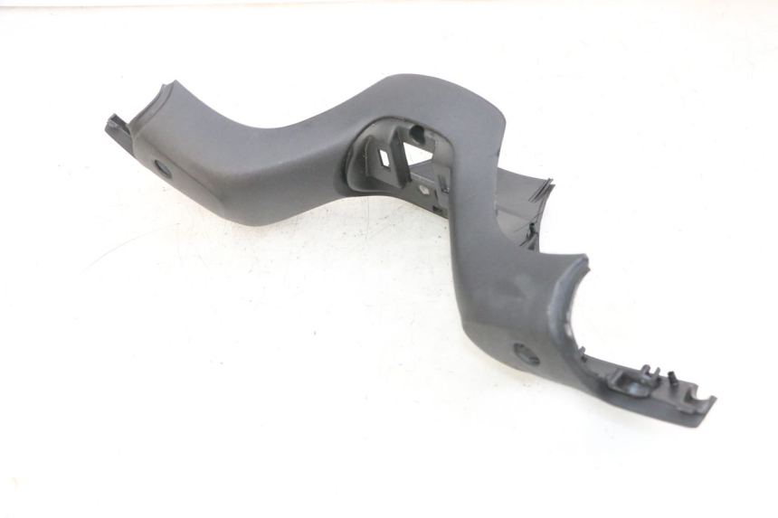 photo de OSŁONA KIEROWNICY PRZEDNIA PIAGGIO MP3 500 (2016 - 2018) - Zbliżenie techniczne