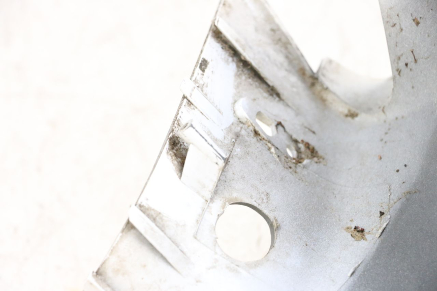 photo de OSŁONA KIEROWNICY PRZEDNIA SYM ORBIT 2 50 (2008 - 2014) - Szczegóły charakterystyczne