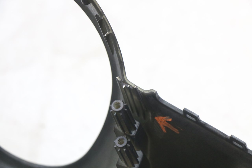 photo de OSŁONA KIEROWNICY PRZEDNIA PEUGEOT DJANGO 125 (2014 - 2017) - Oznaczenia i referencje