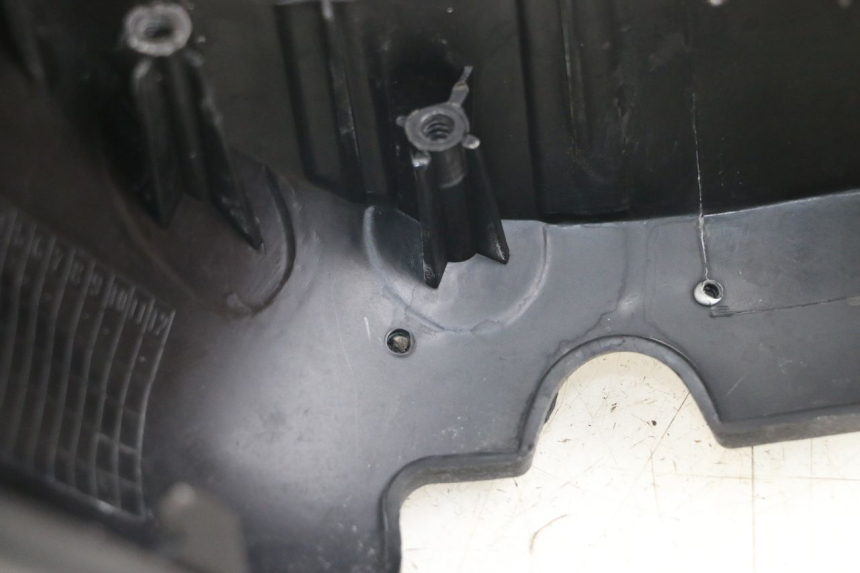 photo de OSŁONA KIEROWNICY PRZEDNIA DAELIM S3 125 (2010 - 2017) - Szczegół części