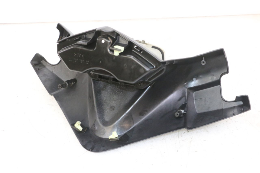 photo de OSŁONA KIEROWNICY PRZEDNIA PEUGEOT SATELIS 125 (2013 - 2018) - Szczegół części