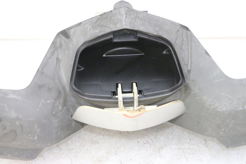 photo de OSŁONA KIEROWNICY PRZEDNIA PEUGEOT SATELIS 125 (2013 - 2018) - Zbliżenie techniczne