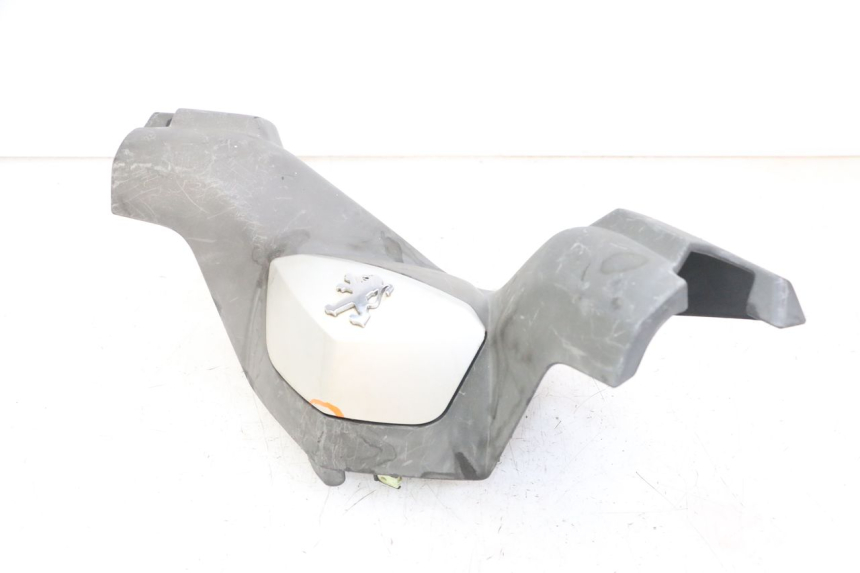 photo de OSŁONA KIEROWNICY PRZEDNIA PEUGEOT SATELIS 125 (2013 - 2018) - Oznaczenia i referencje