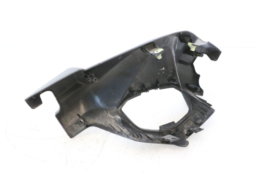 photo de OSŁONA KIEROWNICY PRZEDNIA PEUGEOT SATELIS 125 (2006 - 2009) - Zoom stanu zużycia