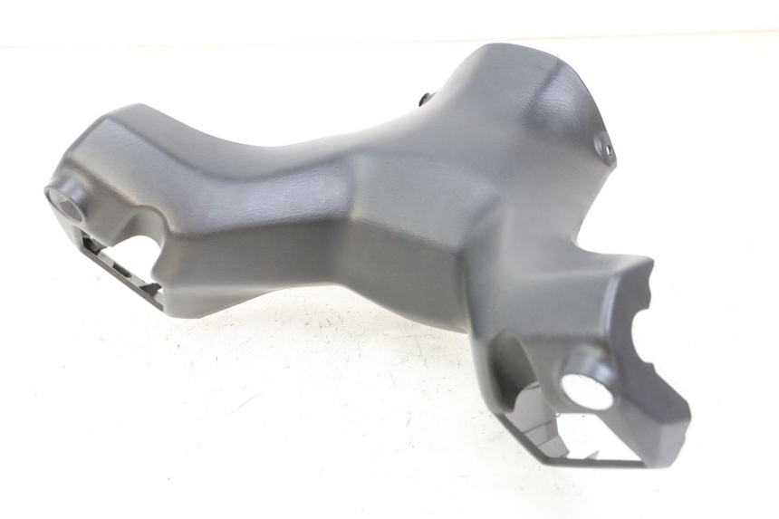 photo de OSŁONA KIEROWNICY PRZEDNIA SUZUKI BURGMAN 125 (2018 - 2021) - Zbliżenie techniczne