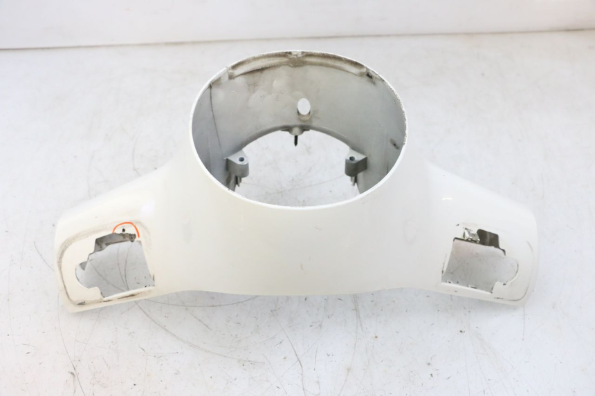 photo de OSŁONA KIEROWNICY PRZEDNIA PIAGGIO VESPA GTS SUPER IE 125 (2009 - 2016) - Zbliżenie komponentów