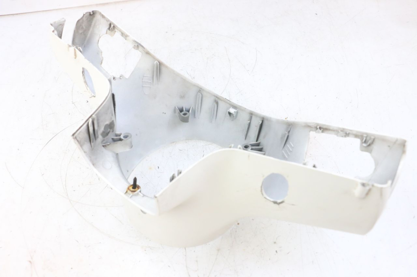 photo de OSŁONA KIEROWNICY PRZEDNIA PIAGGIO VESPA GTS SUPER IE 125 (2009 - 2016) - Zbliżenie techniczne