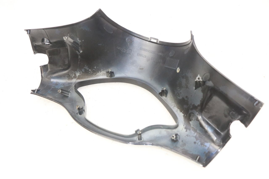 photo de OSŁONA KIEROWNICY PRZEDNIA PIAGGIO VESPA PRIMAVERA 2T 50 (2013 - 2018) - Zbliżenie techniczne