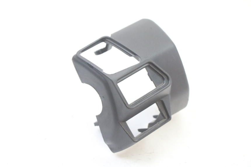 photo de OSŁONA PRZEŁĄCZNIKA KIEROWNICY APRILIA ATLANTIC 125 (2003 - 2009) - Szczegół części