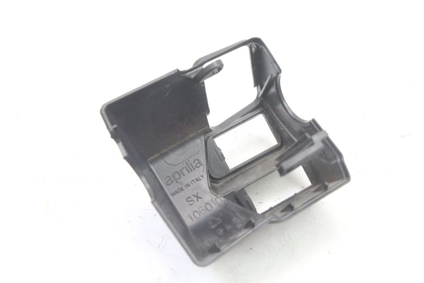 photo de OSŁONA PRZEŁĄCZNIKA KIEROWNICY APRILIA ATLANTIC 125 (2003 - 2009) - Zbliżenie techniczne