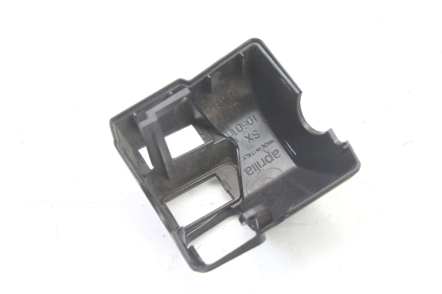 photo de OSŁONA PRZEŁĄCZNIKA KIEROWNICY APRILIA ATLANTIC 125 (2003 - 2009) - Widok ogólny