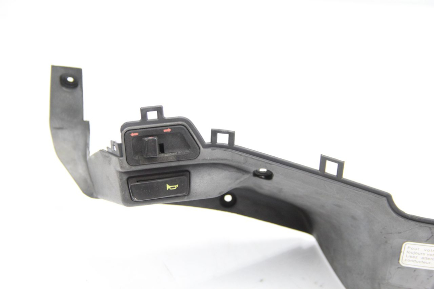 photo de OSŁONA PRZEŁĄCZNIKA KIEROWNICY HONDA FES PANTHEON 125 (2003 - 2007) - Zbliżenie techniczne