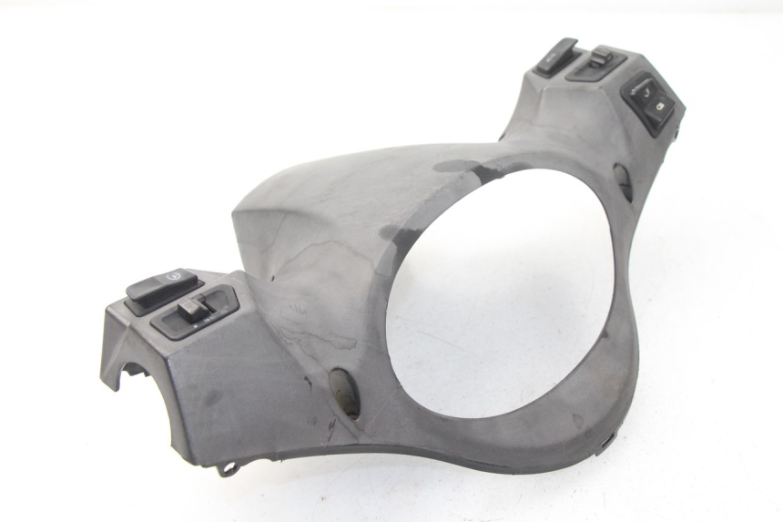 photo de OSŁONA PRZEŁĄCZNIKA KIEROWNICY SYM FIDDLE 2 50 (2008 - 2013) - Widok główny