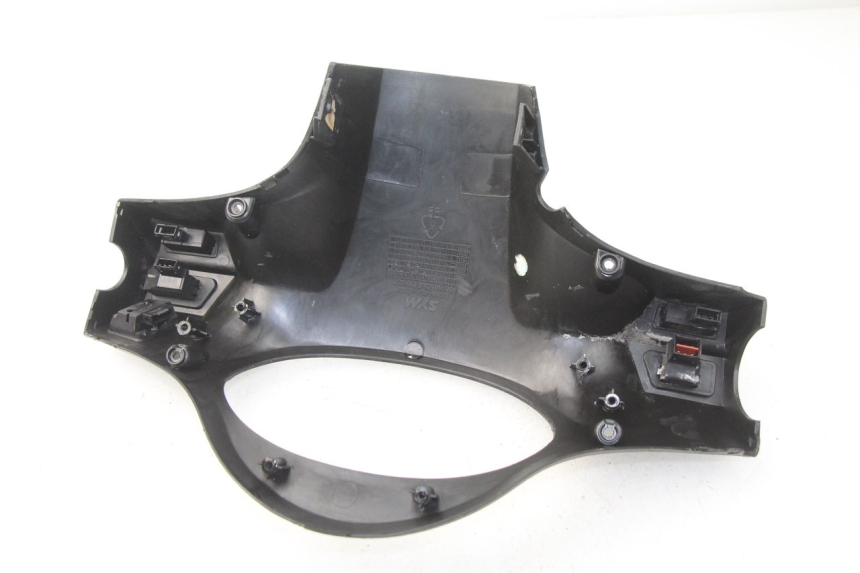 photo de OSŁONA PRZEŁĄCZNIKA KIEROWNICY SYM FIDDLE 2 50 (2008 - 2013) - Szczegół części