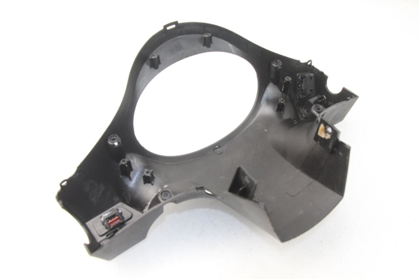 photo de OSŁONA PRZEŁĄCZNIKA KIEROWNICY SYM FIDDLE 2 50 (2008 - 2013) - Zoom stanu zużycia