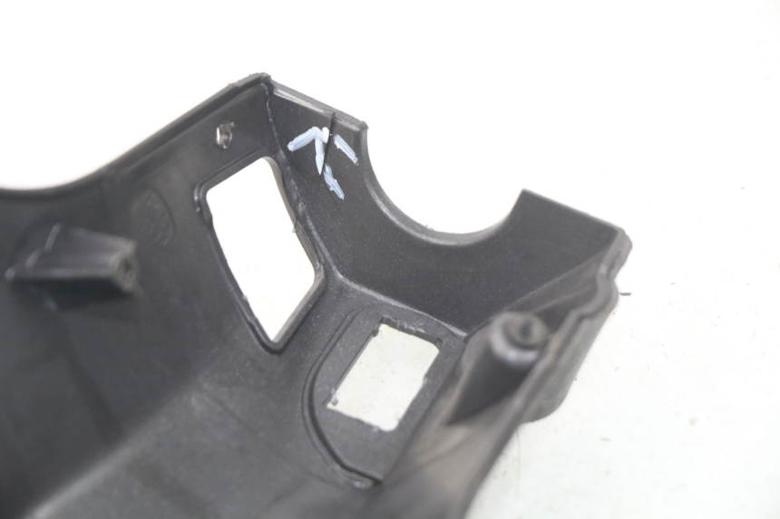 photo de OSŁONA PRZEŁĄCZNIKA KIEROWNICY PIAGGIO LIBERTY 4T 50 (2009 - 2015) - Inny kąt widzenia