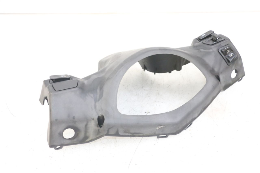 photo de OSŁONA KIEROWNICY PRZEŁĄCZNIKA SYM ORBIT III 3 4T 50 (2018 - 2021) - Szczegół części