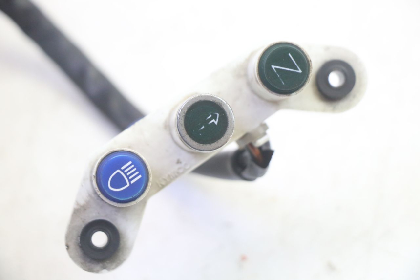 photo de OSŁONA PRZEŁĄCZNIKA KIEROWNICY KYMCO ZING 125 (1997 - 2003) - Szczegół części