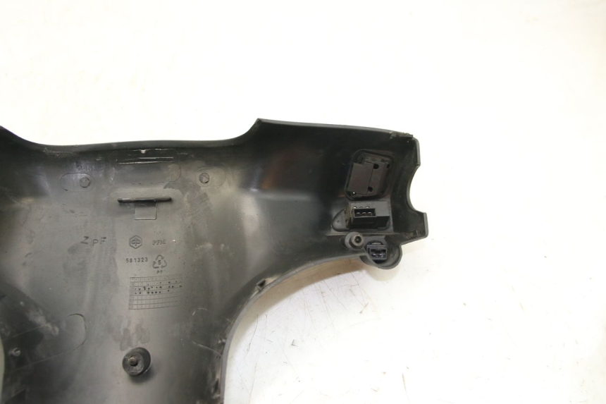 photo de OSŁONA PRZEŁĄCZNIKA KIEROWNICY PIAGGIO ZIP 4T 50 (2018 - 2020) - Zoom stanu zużycia