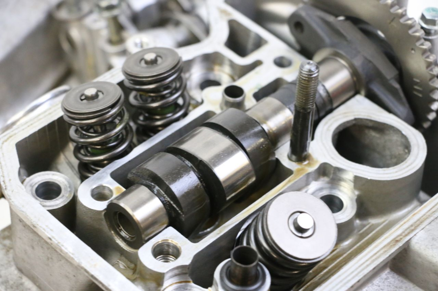 photo de GŁOWICA TYLNA HONDA NTV DEAUVILLE 650 (2001 - 2006) - Zbliżenie komponentów