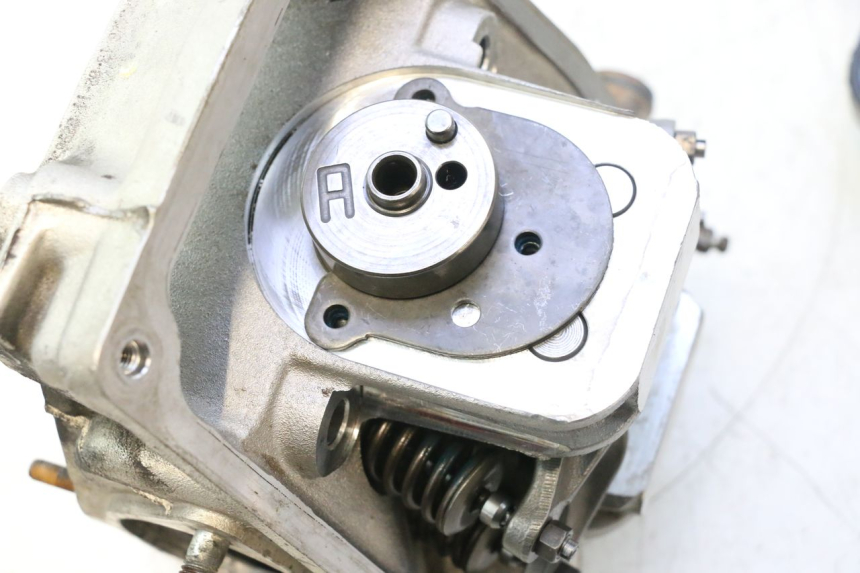 photo de GŁOWICA CYLINDRÓW PRZEDNIA GILERA GP 800 (2007 - 2013) - Alternatywny kąt