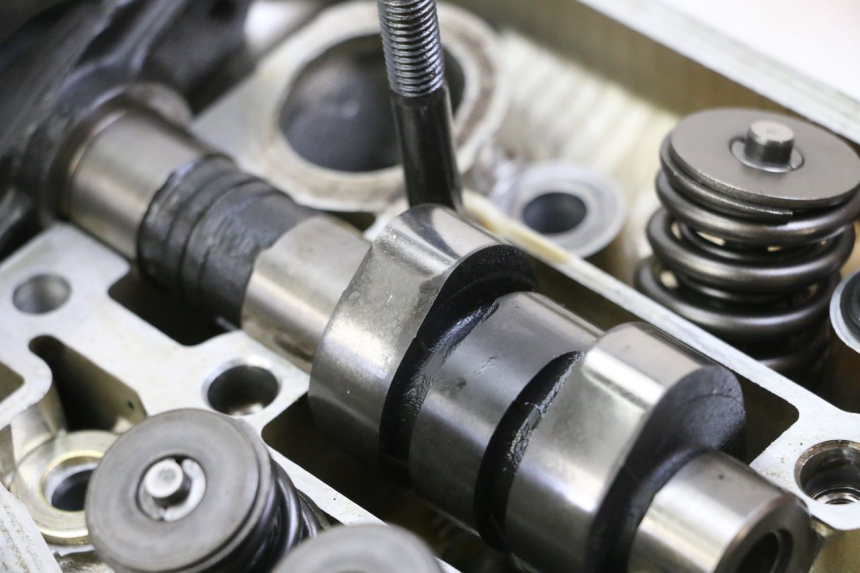 photo de GŁOWICA CYLINDRÓW PRZEDNIA HONDA NTV DEAUVILLE 650 (2001 - 2006) - Zbliżenie komponentów