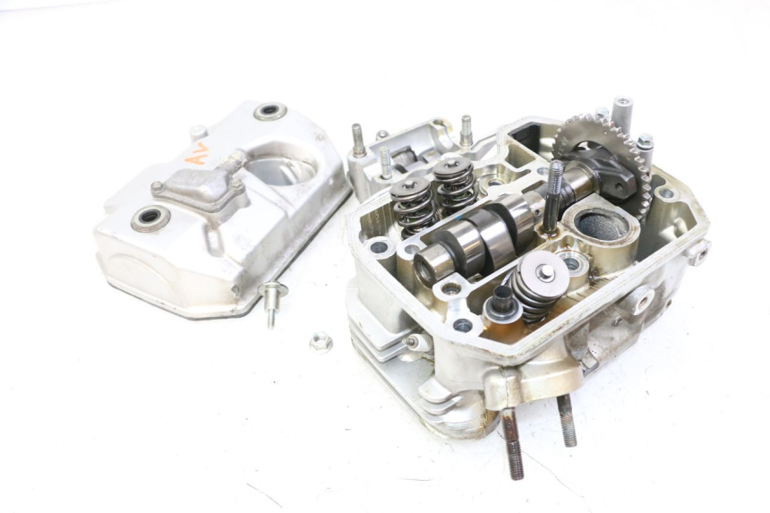 photo de GŁOWICA CYLINDRÓW PRZEDNIA HONDA NTV DEAUVILLE 650 (2001 - 2006) - Widok z bliska