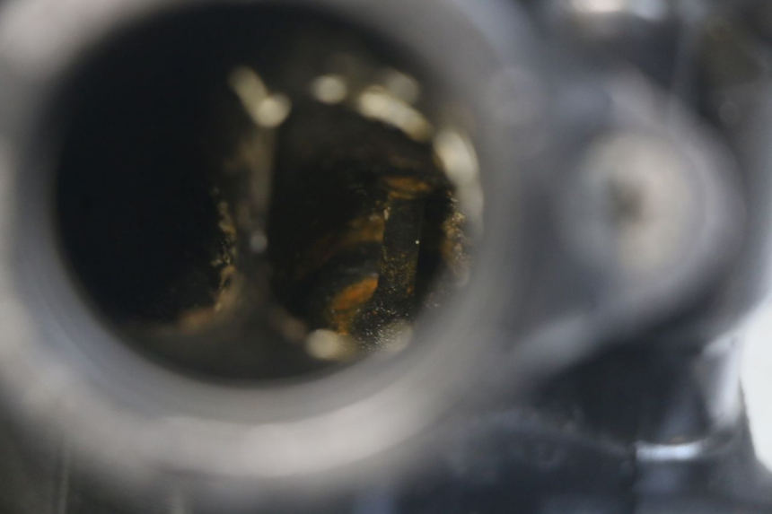 photo de GŁOWICA CYLINDRÓW PRZEDNIA SUZUKI SV N 650 (1999 - 2002) - Zoom stanu zużycia