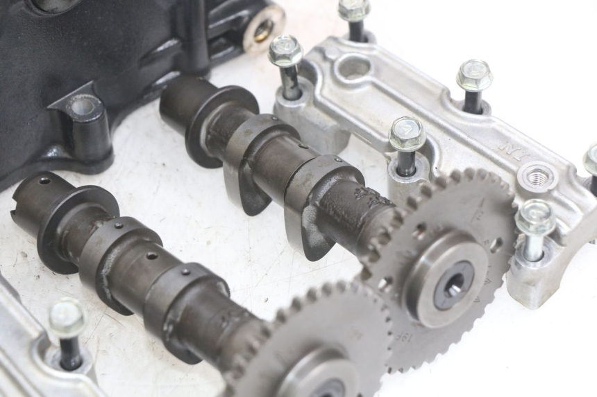 photo de GŁOWICA CYLINDRÓW PRZEDNIA SUZUKI SV N 650 (1999 - 2002) - Zoom stanu zużycia