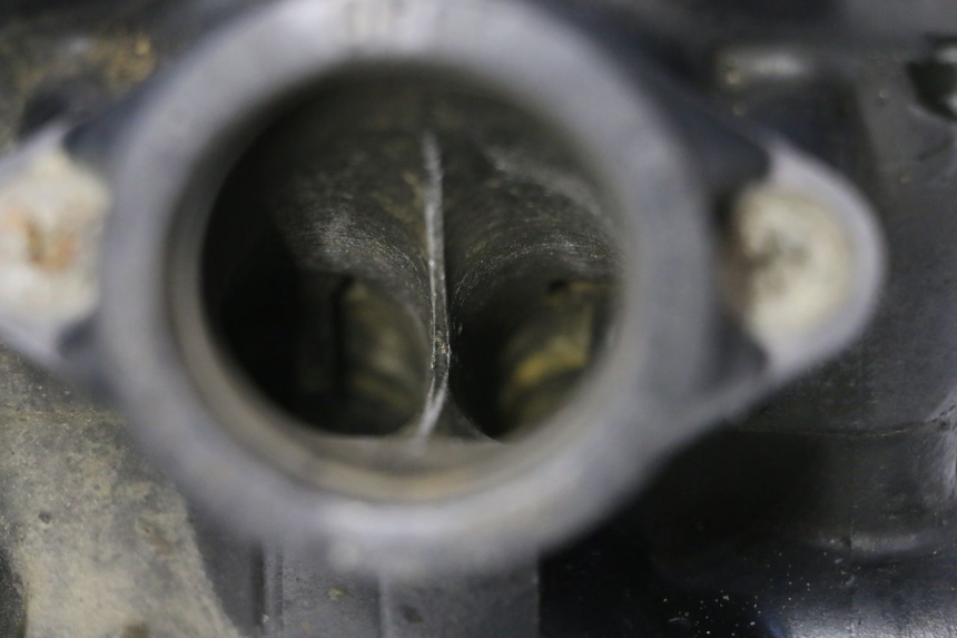 photo de GŁOWICA CYLINDRÓW PRZEDNIA SUZUKI SV N 650 (1999 - 2002) - Zbliżenie techniczne
