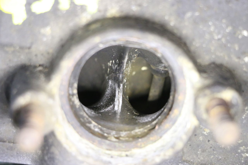 photo de GŁOWICA CYLINDRÓW PRZEDNIA SUZUKI SV N 650 (1999 - 2002) - Struktura - zbliżenie