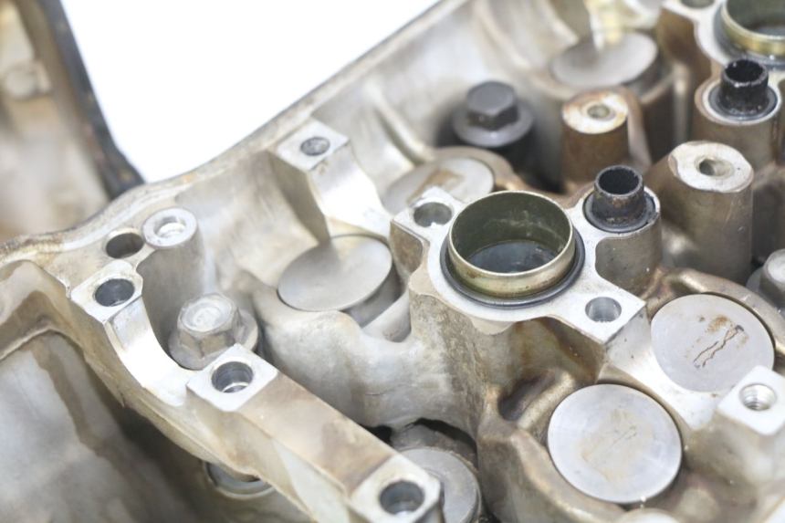 photo de GŁOWICA CYLINDRA PRZEDNIA HONDA VFR FI RC46 800 (1998 - 2001) - Zbliżenie komponentów