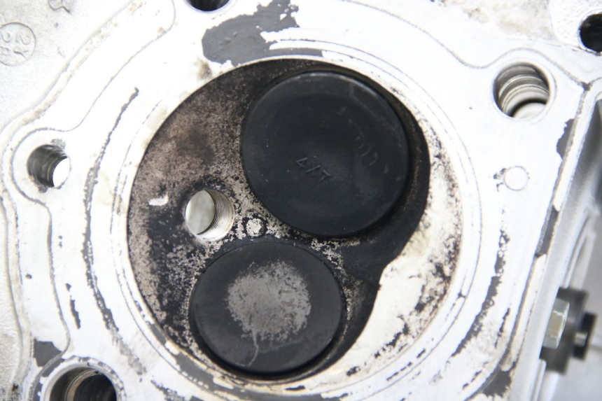 photo de GŁOWICA CYLINDRÓW PRZEDNIA YAMAHA XV VIRAGO 750 (1984 - 1998) - Zoom stanu zużycia