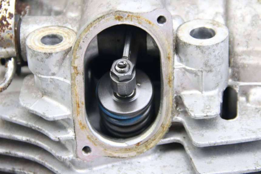 photo de GŁOWICA CYLINDRÓW PRZEDNIA YAMAHA XV VIRAGO 750 (1984 - 1998) - Inny kąt widzenia