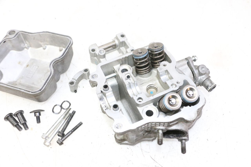 photo de GŁOWICA SILNIKA SUZUKI BURGMAN 125 (2007 - 2014) - Zbliżenie komponentów