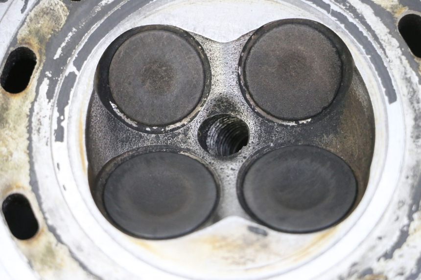 photo de GŁOWICA SILNIKA SUZUKI BURGMAN 125 (2007 - 2014) - Struktura - zbliżenie