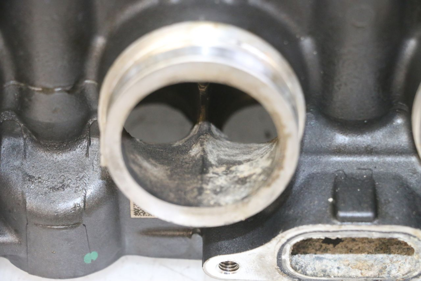 photo de GŁOWICA CYLINDRÓW HONDA CB R 1000 (2018 - 2023) - Zbliżenie komponentów