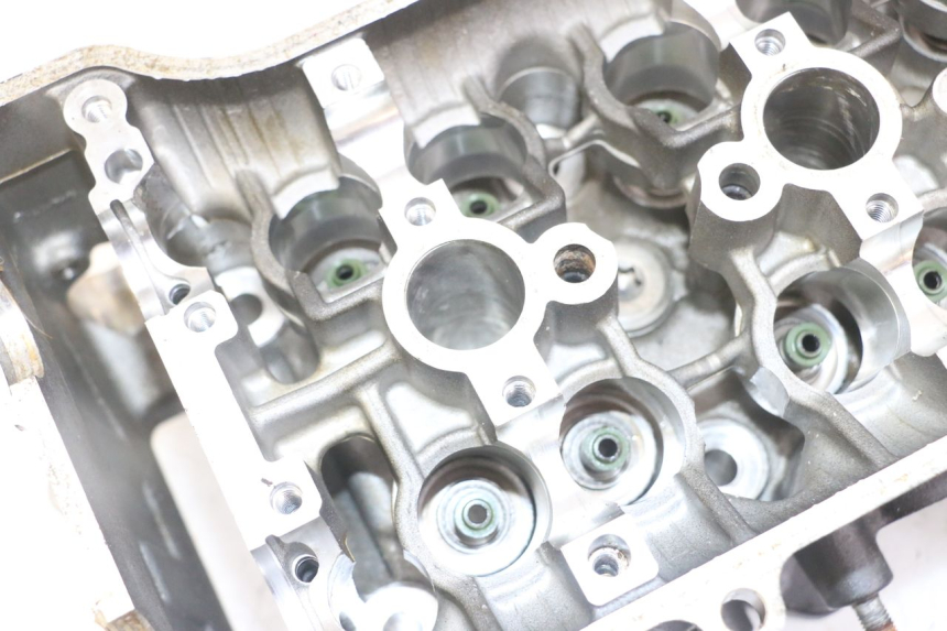 photo de GŁOWICA CYLINDRÓW HONDA CB R 1000 (2018 - 2023) - Zbliżenie komponentów