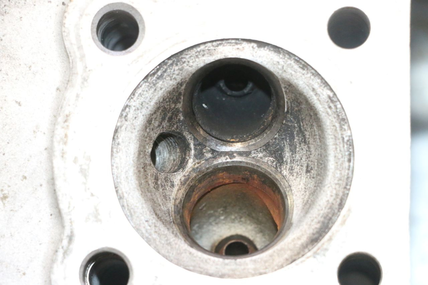photo de GŁOWICA CYLINDRA HONDA CB TWO FIFTY 250 (1991 - 2002) - Struktura - zbliżenie