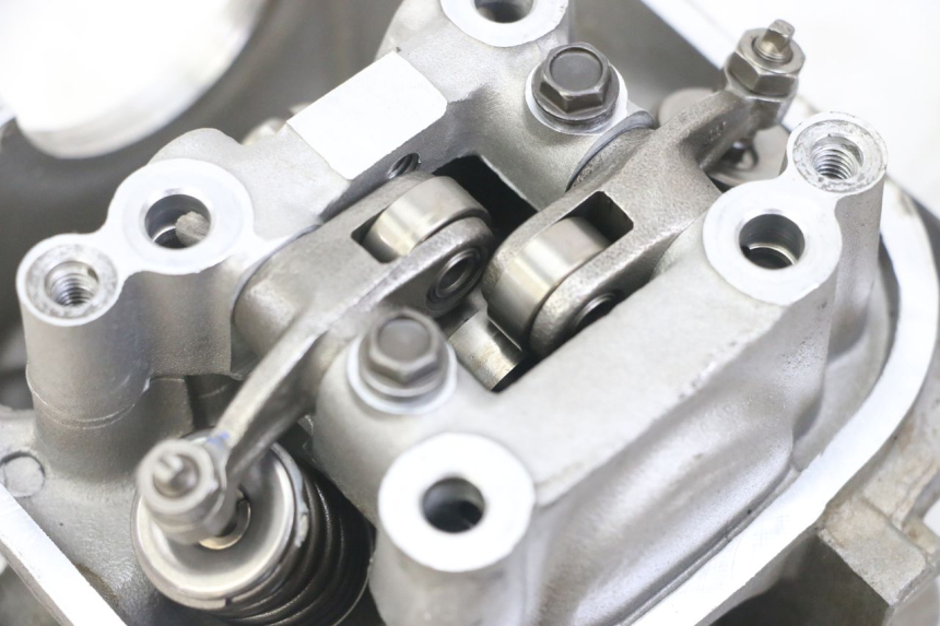 photo de GŁOWICA SILNIKA HONDA CRF-F CRF F 110 (2019 - 2022) - Zbliżenie komponentów