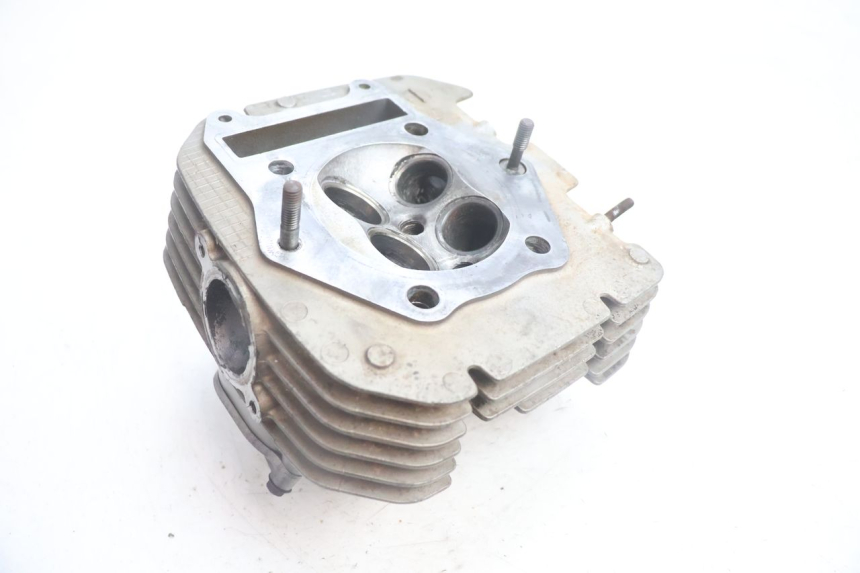 photo de GŁOWICA CYLINDRA SUZUKI DR S 600 (1985 - 1989) - Struktura - zbliżenie